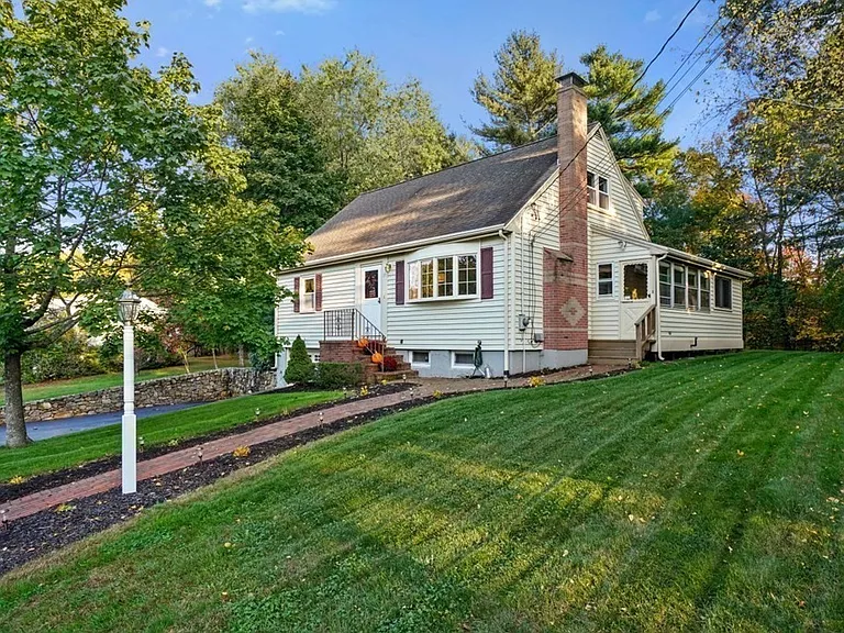 15 Howland Ter — Photo 2