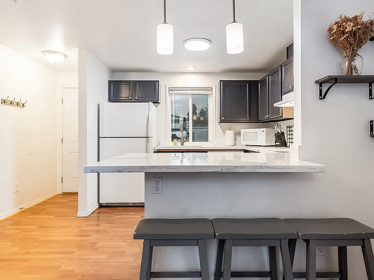 2141 S Sheridan Ave — Photo 5