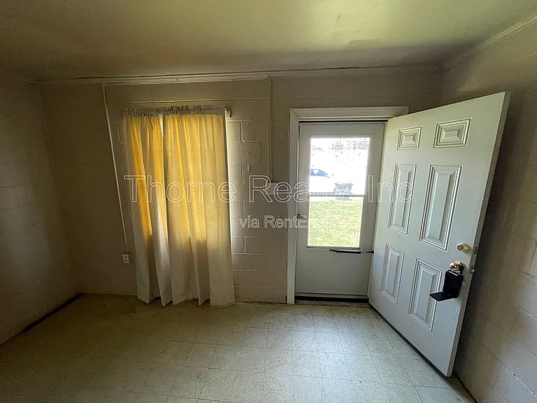 415 Rocky St — Photo 3