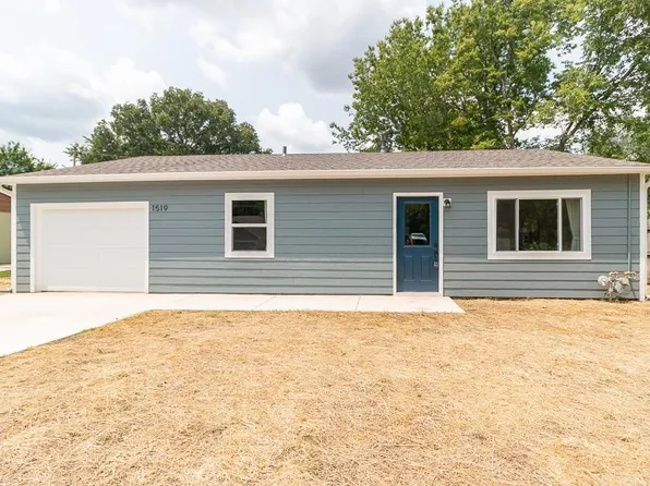 1519 Lindenwood Ln, Lawrence, KS 66044