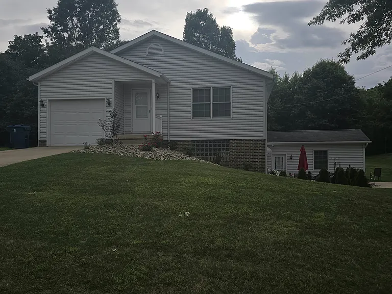 2919 Cliftmont Ave NE — Photo 3