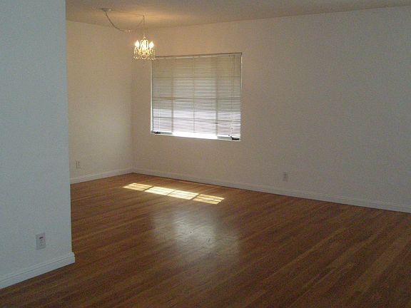 3rd image of 2446 N Thorne Ave