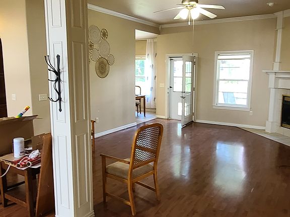 3rd image of 823 Palisades Ave