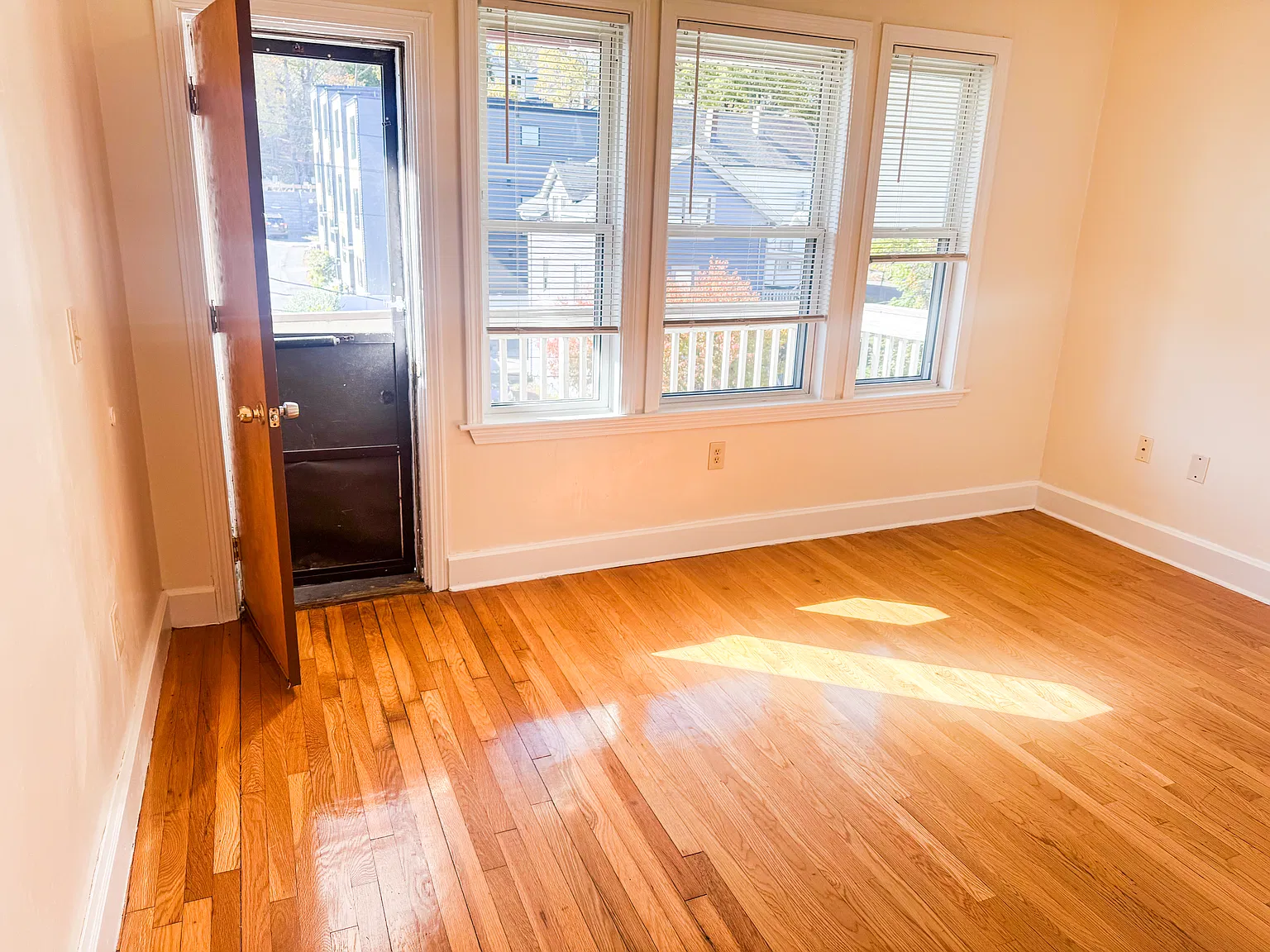 3 bed, 1200 sqft, $3,300 — Photo 2