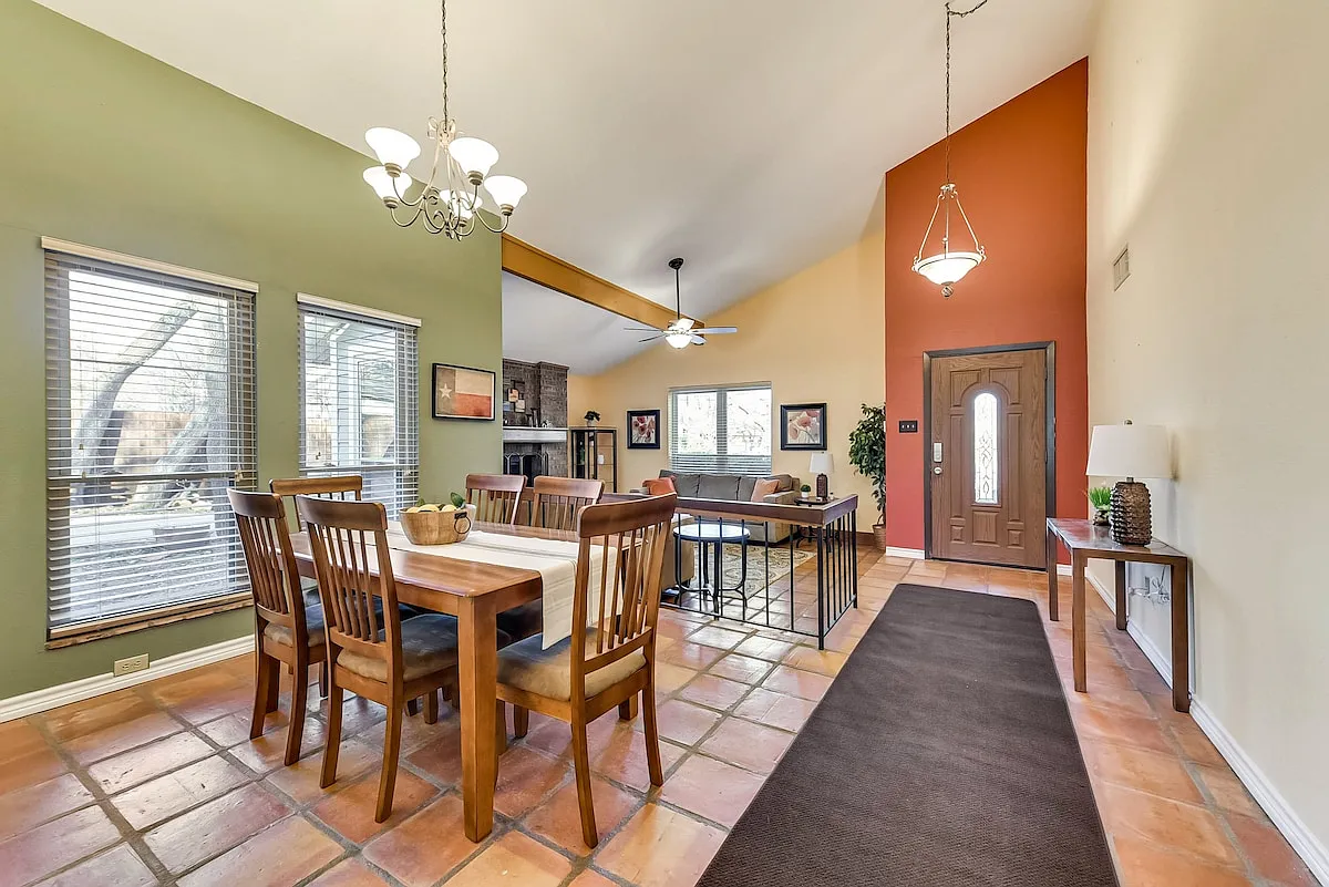 4 bed, 2043 sqft, $6,000 — Photo 2