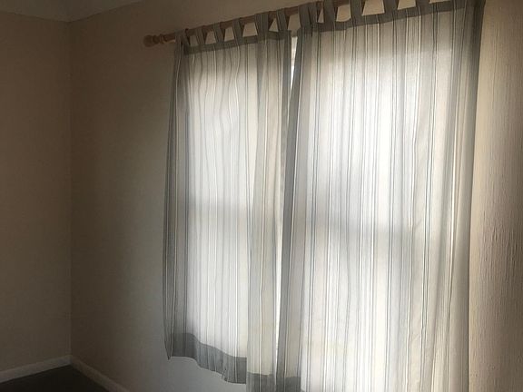 4th image of 945 Alderson Ave #1