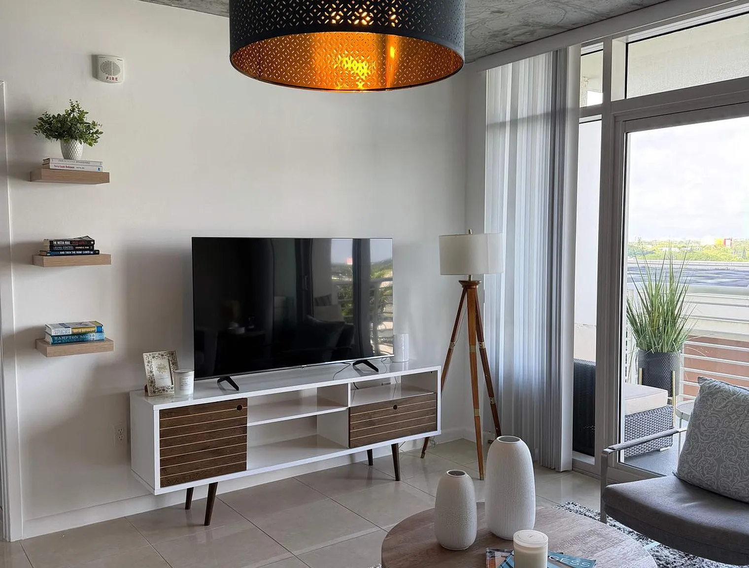 2 bed, 2.0 bath, 1076 sqft, $4,512 — Photo 2