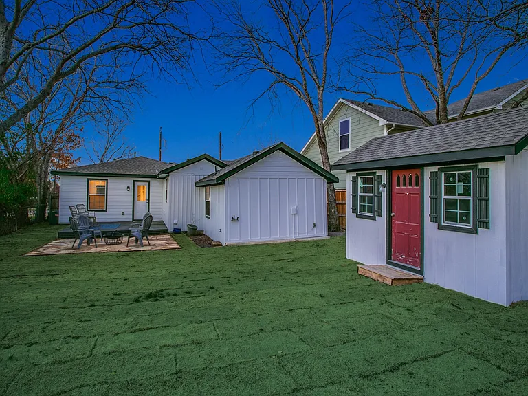 610 E Texas St — Photo 23