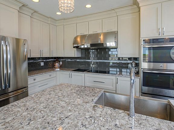 5th image of 90 Woodlyn Dr