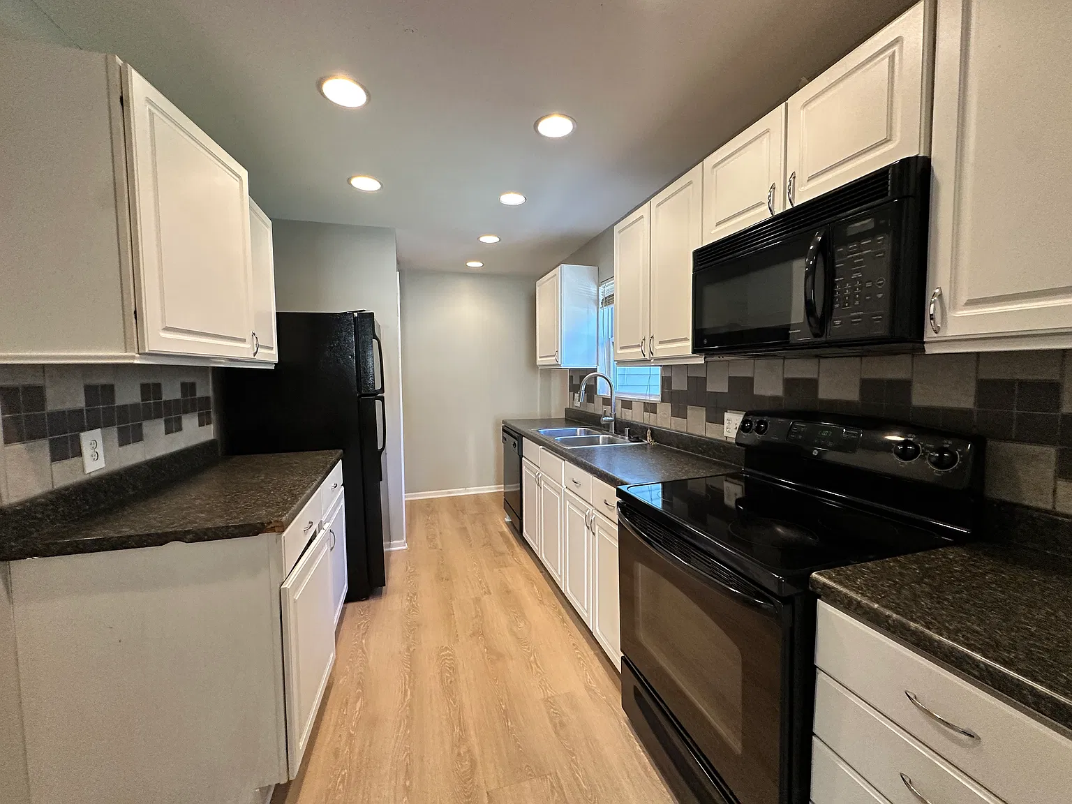2 bed, 1008 sqft, $1,300 — Photo 4