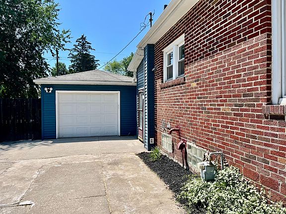 3rd image of 150 N Linda St