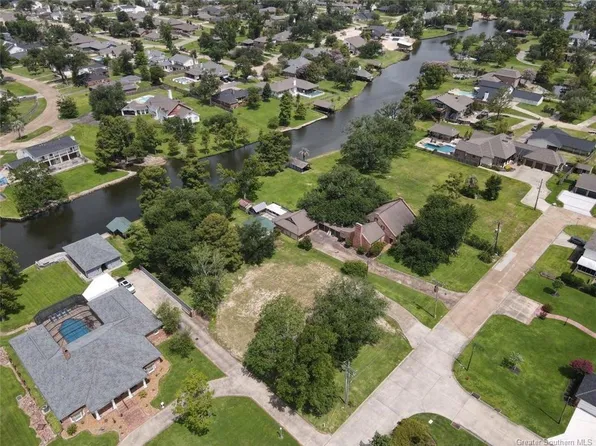 3916 Buccaneer Ln, Lake Charles, LA 70605