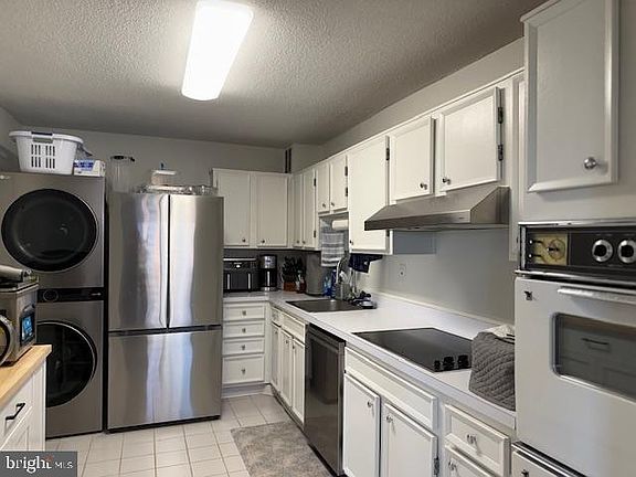 2nd image of 203 Yoakum Pkwy APT 1004