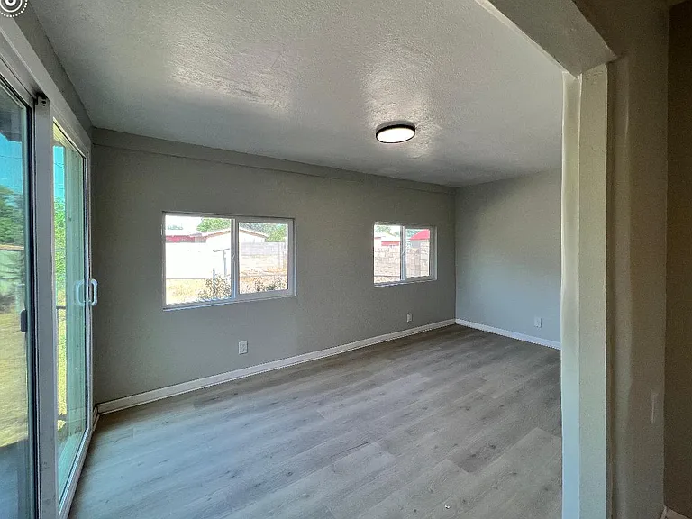433 General Somervell St NE — Photo 7