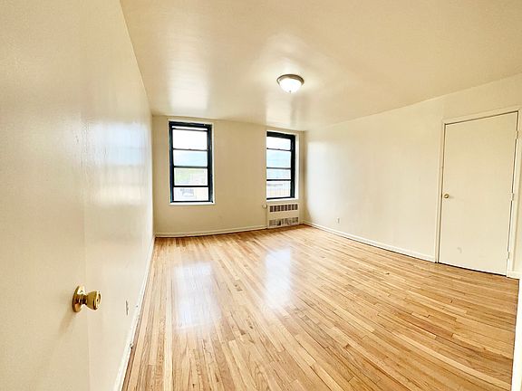 4th image of 1545 Rhinelander Ave #4X