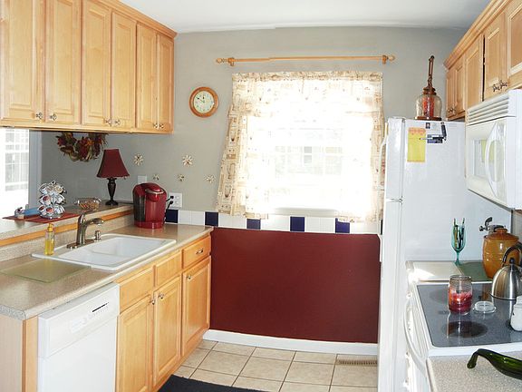 Updated kitchen with nice appliances!