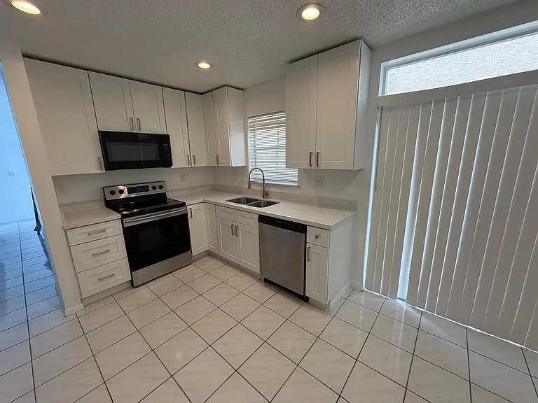 3780 Amalfi Dr — Photo 3