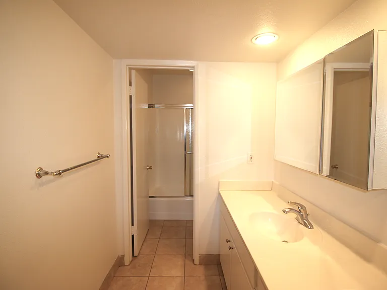 Nordhoff Apartments — Photo 15