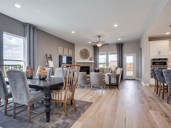 3rd image of 2701 Southampton Dr