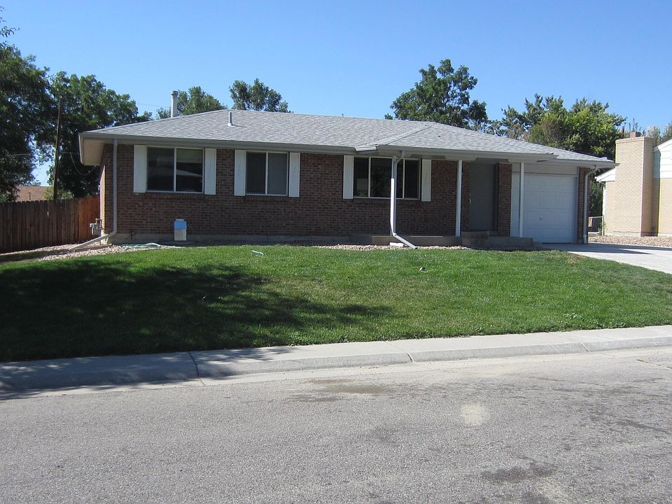 Front of house about 4 years ago when grass was growing
