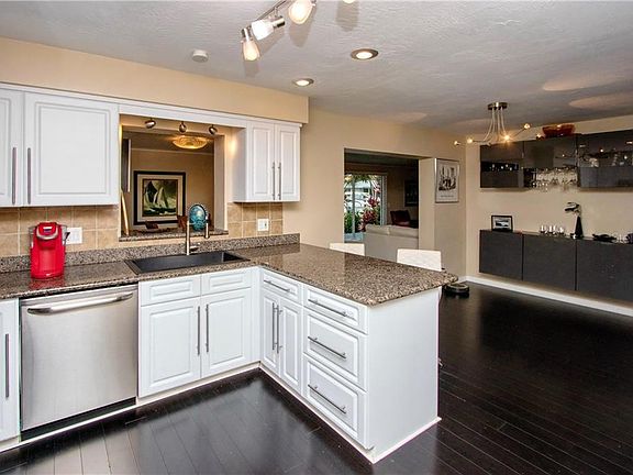 5th image of 1389 40th Ave NE