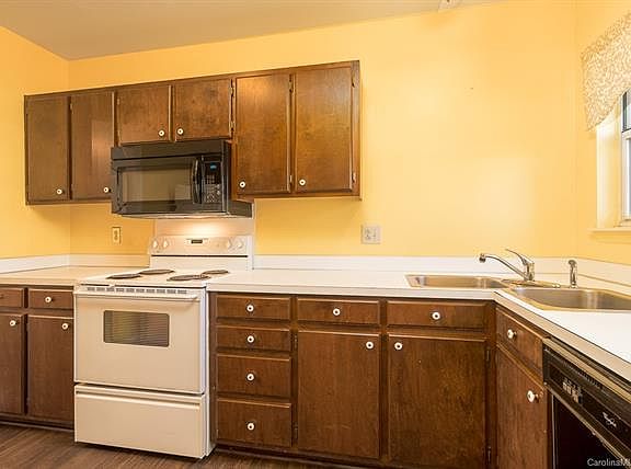 4th image of 7302 Meadow Glen Dr