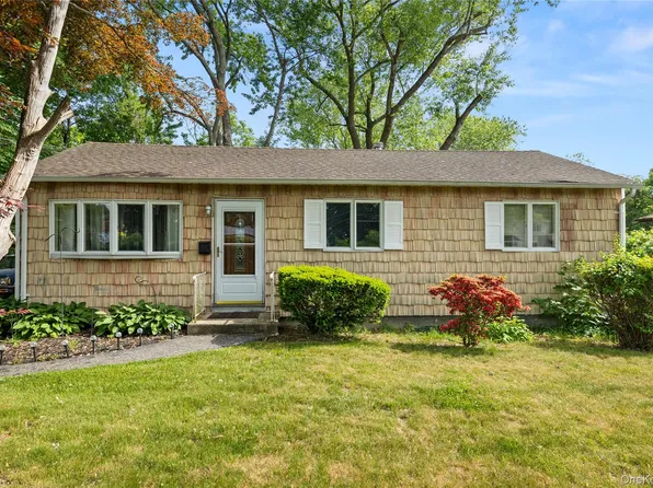 70 E Lakeland Street, Bay Shore, NY 11706