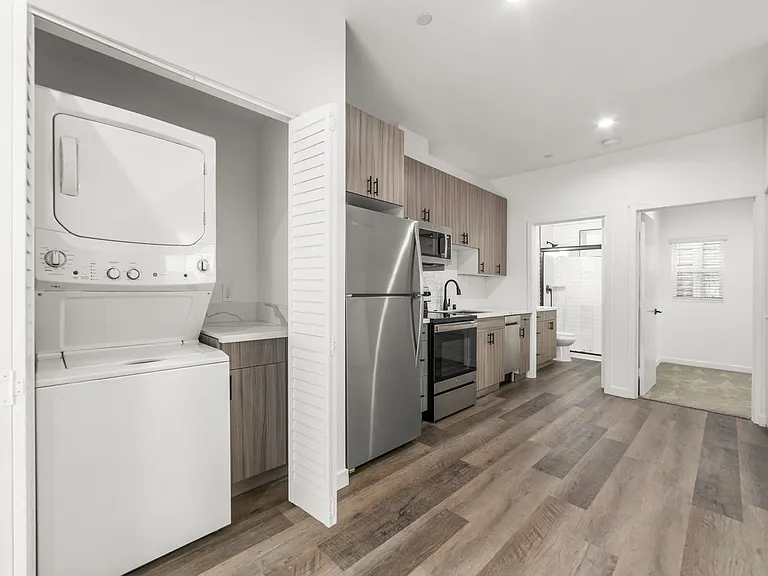 Gorgeous huge units in premier location! ASK ABOUT OUR MOVE-IN SPECIALS!! — Photo 29