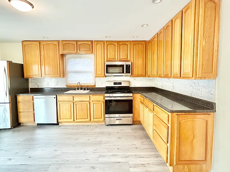 164 Rossiter Ave #1 — Photo 9