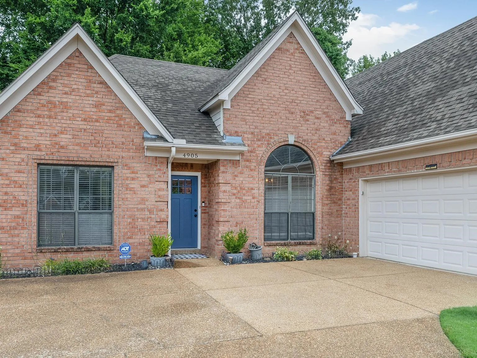 3 bed, 2.0 bath, 2169 sqft, $2,350 — Photo 3