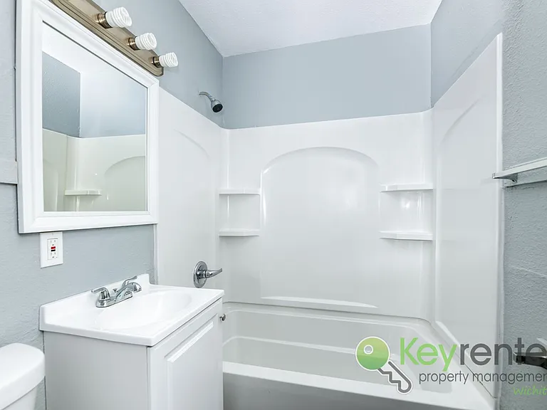1338 N Volutsia Ave — Photo 17