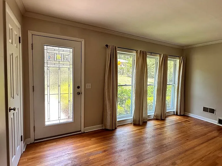 3221 Foxhall Rd — Photo 3