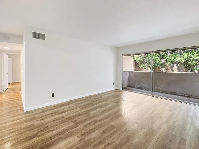 1001 W Macarthur Blvd #110 — Photo 8