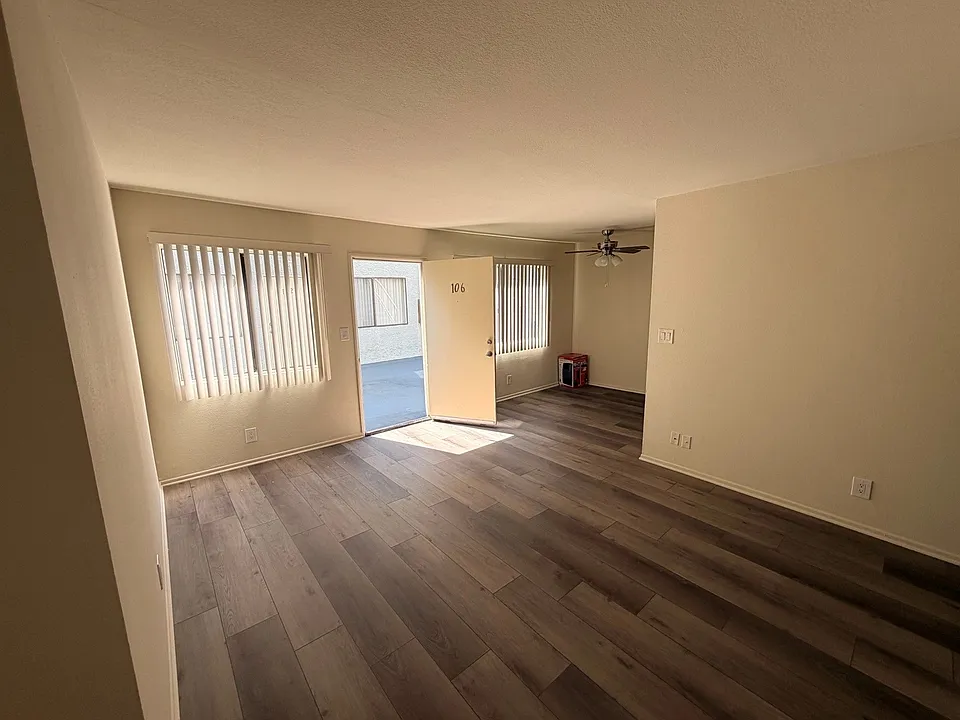 11215 Camarillo St #106