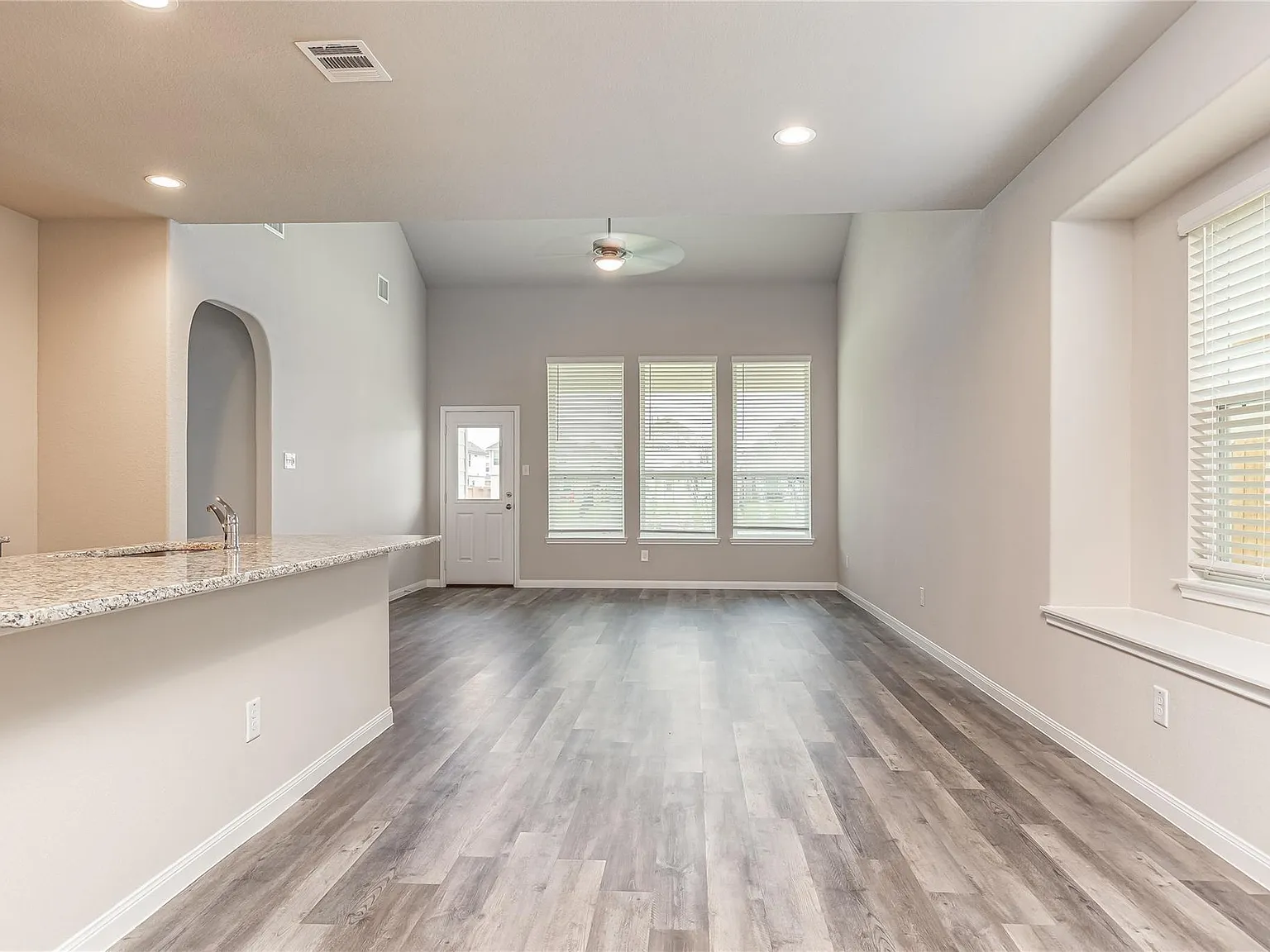 4 bed, 2.5 bath, 2127 sqft, $2,600 — Photo 4