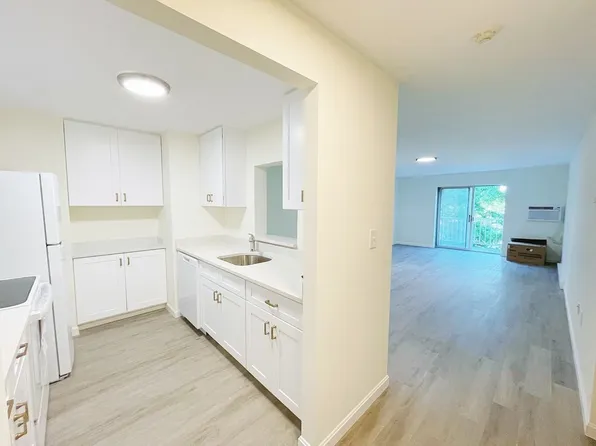 46 Greentree Ln APT 48, Weymouth, MA 02190