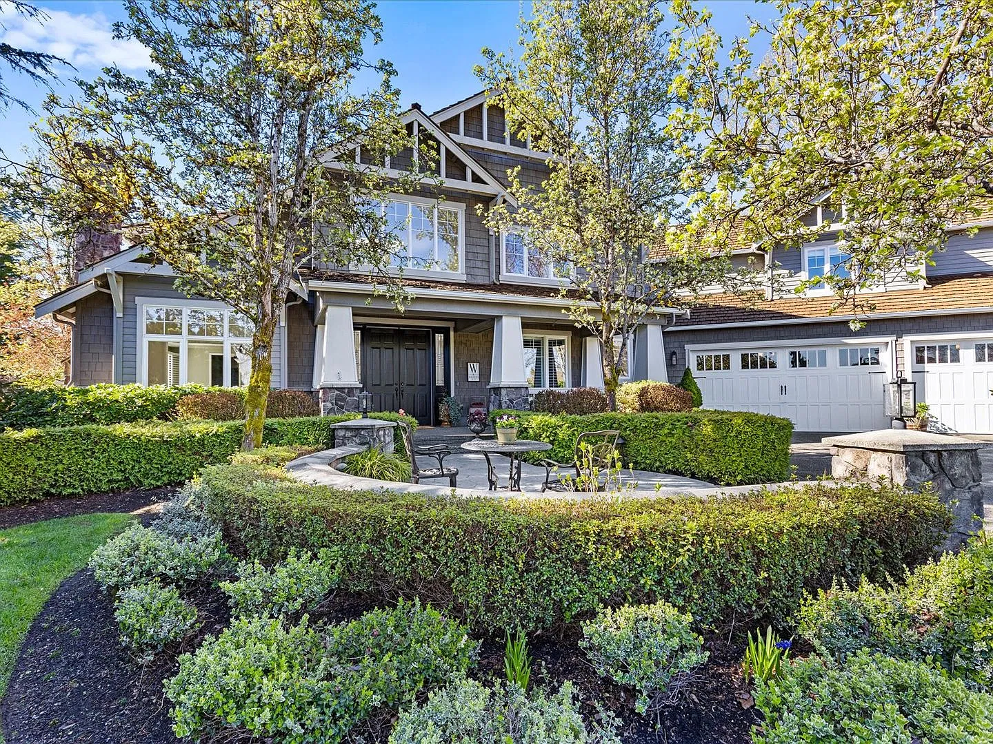 Spacious 5-Bed 4.5 Bath Home with Two Primary Suites on a Quiet Cul-de-Sac in Sammamish — Photo 1