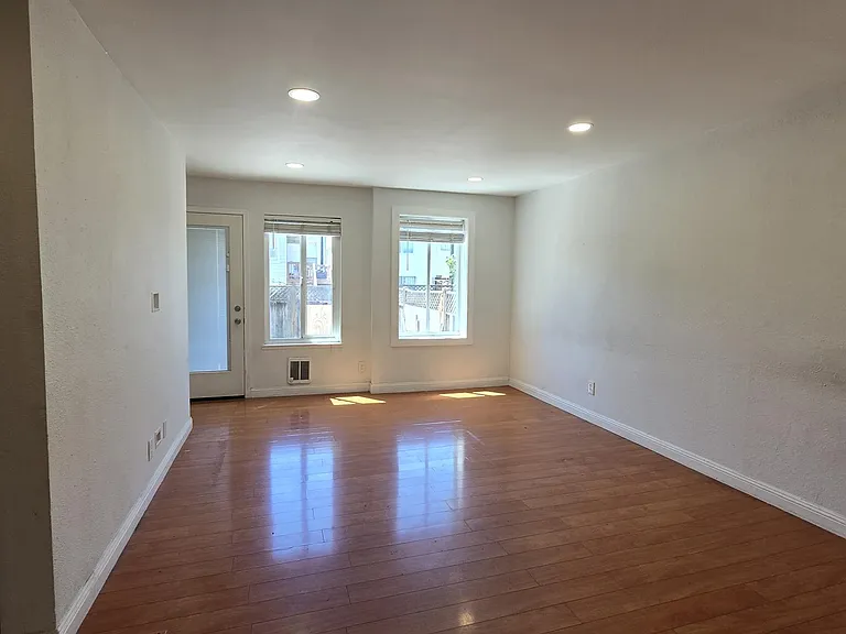 2 bed, 1.0 bath, 850 sqft, $3,250 — Photo 10