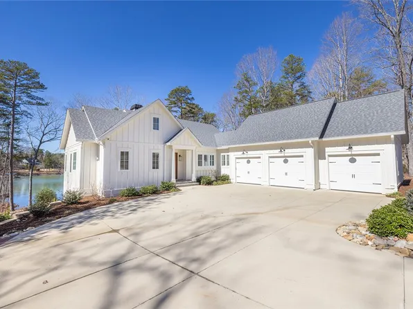 516 Pointe West Dr, Seneca, SC 29672