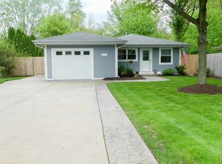 833 Riverside Dr, South Elgin, IL 60177