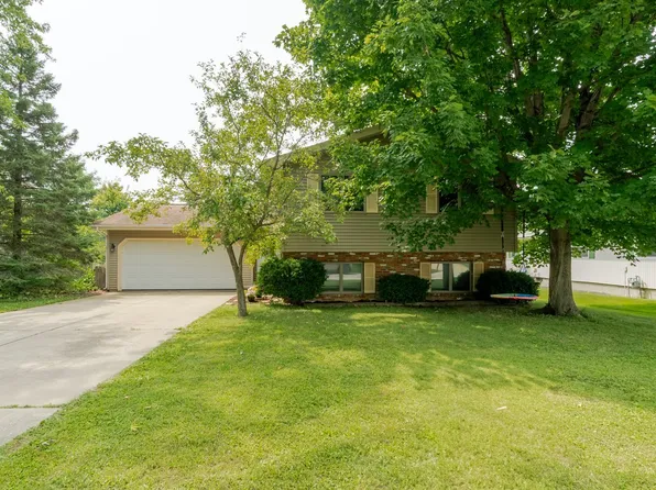 2207 Woodhavens Dr, Bloomington, IL 61701