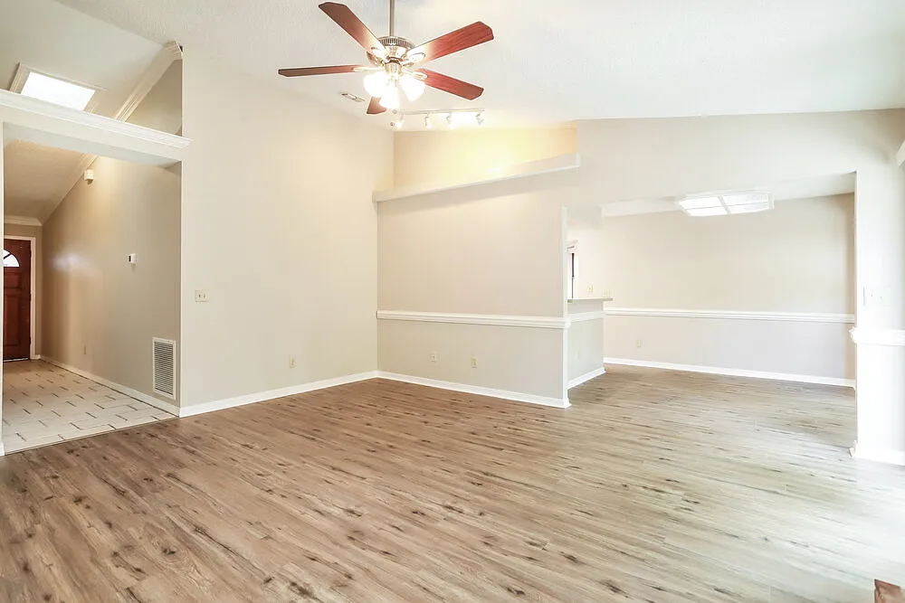 3 bed, 2.0 bath, 1344 sqft, $2,300 — Photo 4