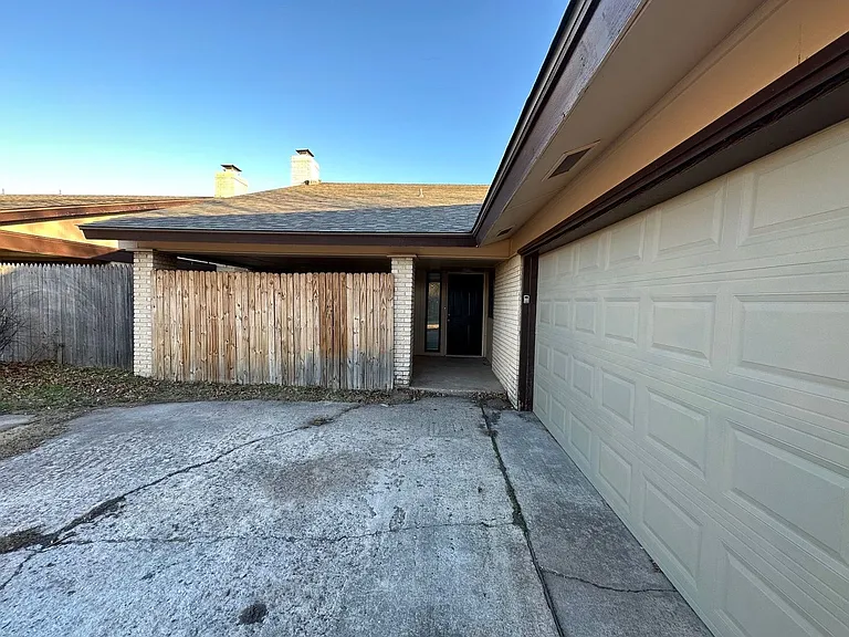 8027 NW 104th St — Photo 3