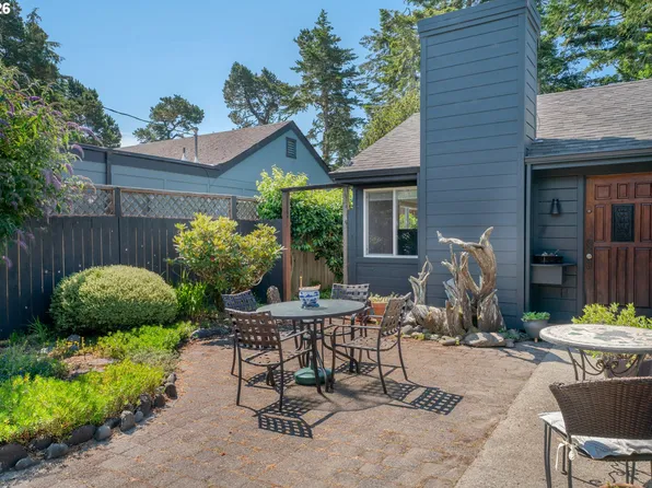 1250 9th St, Florence, OR 97439