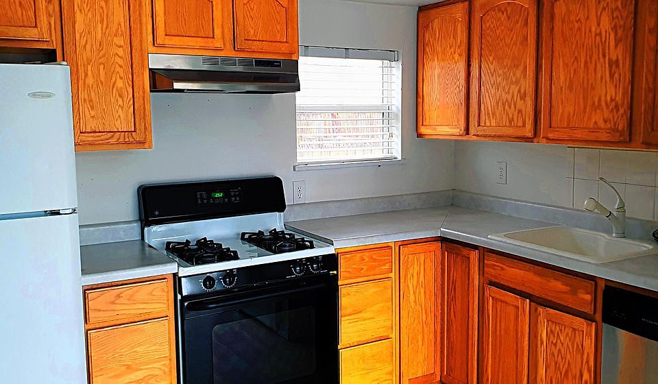 2nd image of 2151 Redwood Pl