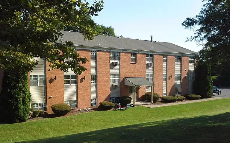 Holcomb Village Apartments — Photo 1
