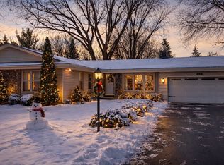 2148 Queens Dr, Woodbury, MN 55125
