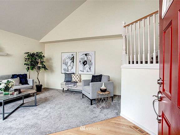 Hardwood floor entry leads to welcoming  living room with new carpet,high ceilings!