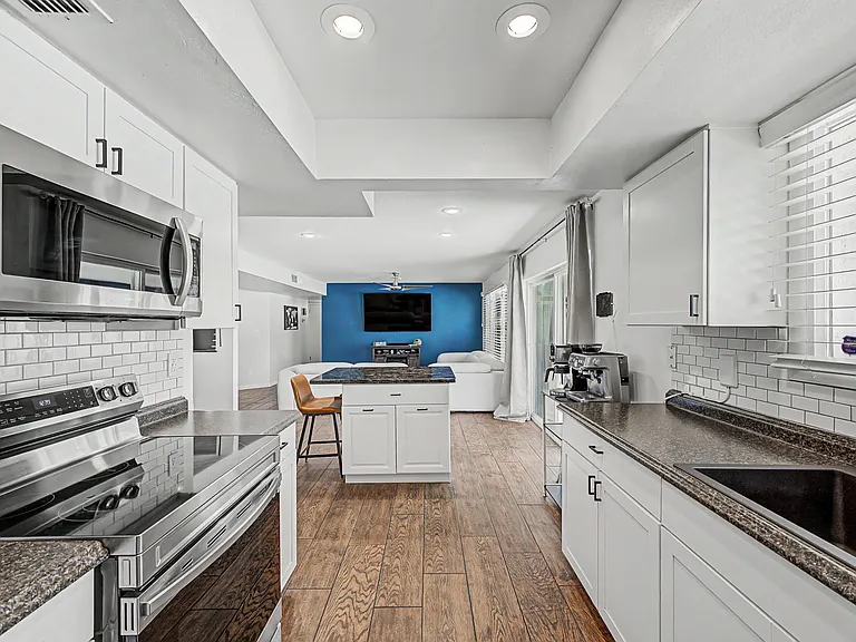 1958 E Laguna Dr — Photo 14