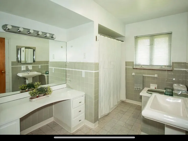 2352 Beverly Pl — Photo 10